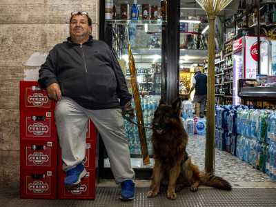 Scegliamo la seconda opzione per andare a incontrare all�inizio della strada la storica �Cantina da Gazzos�, enoteca attiva da pi� di cinquant�anni. Qui facciamo la conoscenza del proprietario, il 60enne Antonio Florio, accompagnato dal suo fedele cane